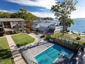 6 'The Poplars', 34 Magnus Street - fabulous views & pool in complex